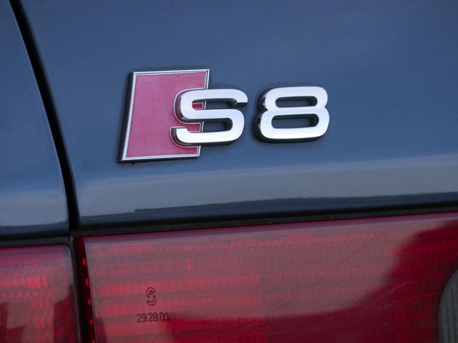 Логотип Audi S8 (D2) 1999 года  (UK) (фото 37 из 39)